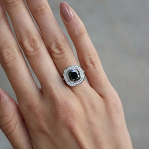 Anillo de Compromiso Minimalista de Lujo con Diamante Cultivado en Laboratorio de 1.50CT, Corte Cojín, Certificado IGI, Oro Blanco de 14K, Engaste de Bisel, Media Eternidad Catedral - Product Image 5