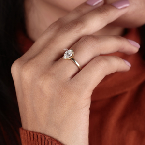 Anillo de Compromiso Solitario con Bisel de Diamante Cultivado en Laboratorio, Corte Pera, Oro de 14K, Joyería Nupcial Minimalista, Fabricante Personalizado al por Mayor - Product Image 6