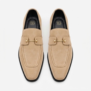 Mocassins en daim beige pour hommes avec boucle en forme de mors de cheval dorée, chaussures de ville formelles à enfiler - Product Image 2