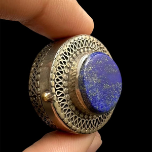 Bague tribale afghane vintage rare avec accents de pierres précieuses vertes émeraude, travail en filigrane argenté délicat et multiples ornements. - Product Image 1