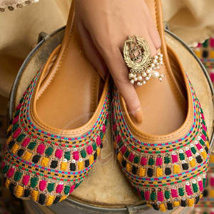 Calzado Khussa con Estampado Moderno y Antideslizante, Parte Superior de Cuero Sintético, con Opciones Personalizables para Uso Diario - Product Image 3