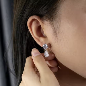 Pendientes colgantes de diamantes cultivados en laboratorio de calidad premium con acabado en oro blanco, joyería fina elegante disponible a un precio competitivo. - Product Image 2