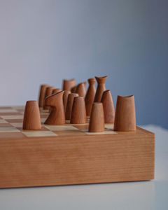 Juego de Mesa Artesanal de Madera Sostenible, Regalo para Amantes del Ajedrez y Familias, Diseño Tradicional Ecológico - Product Image 2