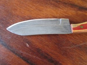 Couteau miniature artisanal en acier Damas avec porte-clés, manche en bois Pakka rouge, étui en cuir véritable, personnalisable OEM, utilitaire de survie - Product Image 3