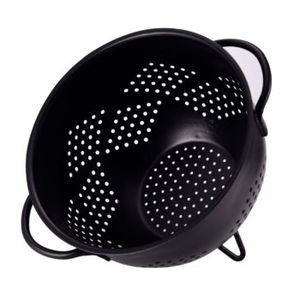 Les passoires et égouttoirs en métal noir offrent une durabilité exceptionnelle, résistant à l'usage quotidien en cuisine sans se plier, se fissurer ou se casser. - Product Image 1