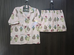 เสื้อครอปและกางเกงขาสั้นลายดอกไม้ ผ้าฝ้ายออร์แกนิค 100% ระบายอากาศได้ดี นุ่มพิเศษ เซ็กซี่ สวมใส่สบาย - Product Image 4