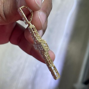 จี้กางเขนแบบกำหนดเองประดับเพชรโมอิสซาไนต์ทรงบาแกตต์ชุบทอง 14K ระดับ VVS ของขวัญสำหรับทุกเพศ เครื่องประดับฮิปฮอป - Product Image 3