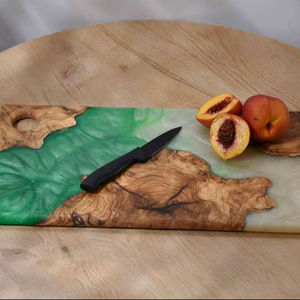 Planche à découper et plateau de service pour fromage en bois d'acacia naturel durable et résine époxy, épaisseur 2,0 cm, compatible lave-vaisselle, pour usage domestique et en restaurant - Product Image 4