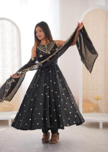 Vestido de seda romana con diseño de lentejuelas y bordados, con falda y conjunto de dupatta. - Product Image 4