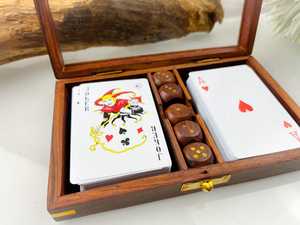 Caja de Madera para Cartas de Póker con Incrustaciones de Latón, Diseño Rectangular Hecho a Mano, Estilo Antiguo, Estuche de Almacenamiento para Mesa - Product Image 1
