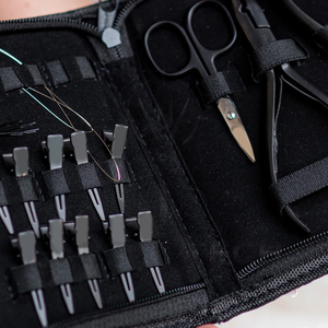 Kit d'application et de retrait d'extensions capillaires comprenant des aiguilles de tirage, des pinces à extensions, des pinces de sectionnement, des ciseaux et un étui de rangement - Product Image 5