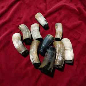 Coupe à boire artisanale en corne de bœuf de style viking, verre rustique brillant en corne, à prix abordable - Product Image 1