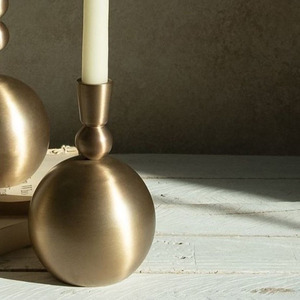 Juego de tres elegantes candelabros de metal dorado con bases esféricas y detalles para decoración del hogar y bodas - Product Image 4