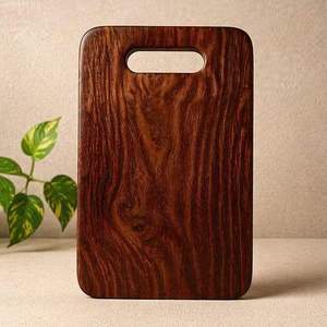 Planche à découper rectangulaire en bois poli de style nordique avec poignée - Product Image 1