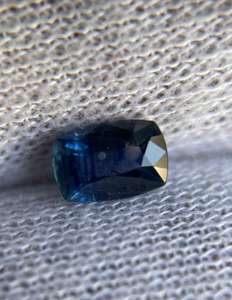 พลอยไพลินสีน้ำเงินธรรมชาติทรงเหลี่ยม, พลอยไพลินสีน้ำเงินจากเหมืองซีลอนแบบเม็ดเดี่ยวทรงคุชชั่น, พลอยไพลินสีน้ำเงินจากศรีลังกา - Product Image 3