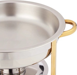 Recipiente para buffet de metal con revestimiento negro y dorado que garantiza una calidad de comida consistente y una distribución de calor confiable. - Product Image 2