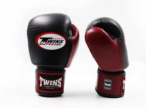 นวมชกมวยคู่สีดำและสีแดงเลือดหมู ปรับสายรัดได้ด้วยตีนตุ๊กแก หนังแท้ สำหรับฝึกซ้อมและแข่งขัน อุปกรณ์ออกกำลังกาย มวยไทย - Product Image 2