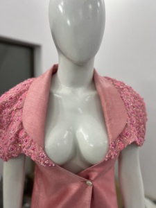 Traje de Pantalón Rosa de Lujo para Mujer |   Conjunto de Chaqueta con Cuentas en los Hombros y Pantalones Anchos - Product Image 4