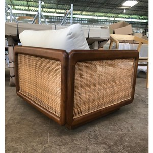 Sillón Moderno de Madera de Teca Maciza de 1 Plaza con Paneles de Ratán Tejidos a Mano y Asiento Acolchado para Sala de Estar de Hotel, Diseño Contemporáneo - Product Image 3