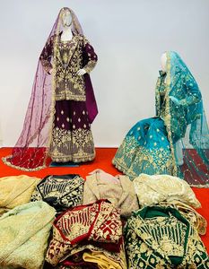 Tenue de fête d'hiver: costume de lit lourd Jarkan Stone avec blazer de mariée, Net Lehenga, Dupatta & Plazo, parfait pour les mariages - Product Image 2