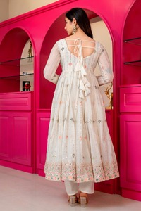 ชุดเดรส Anarkali พร้อมกางเกงและผ้าคลุมไหล่ ผ้าจอร์เจตต์ลายดอกไม้ประดับด้วยงานปักดิ้นทองแบบหนัก งานปักเลื่อม สำหรับส่งออกจำนวนมาก - Product Image 4