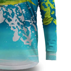 เสื้อตกปลาแขนยาวผู้ชาย พิมพ์ลายแบบซับลิเมชั่น UPF 50 ป้องกันรังสียูวี สำหรับกิจกรรมกลางแจ้ง สีน้ำเงินเขียว ลายปลาโลมาด้านหน้า - Product Image 3