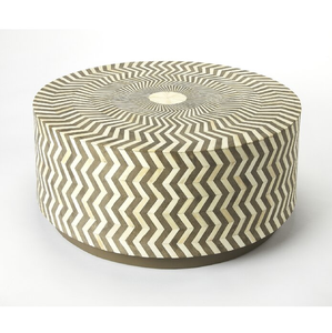 Mesa de centro redonda con diseño de incrustaciones en zigzag continuo en gris y crema. Disponible a precios de mayorista. - Product Image 1