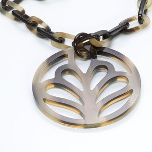 Collier en corne tendance, fabriqué à partir de matériaux naturels, idéal pour les acheteurs de bijoux éco-responsables et les marques de mode durables - Product Image 5