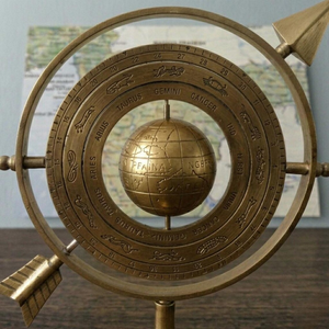 Globe armillaire céleste en laiton antique avec design de boussole à flèche, sculpture astronomique de bureau vintage - Product Image 5