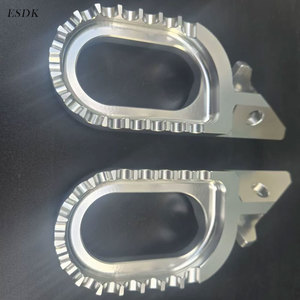Repose-pieds en aluminium CNC de qualité supérieure pour Surron Ultra Bee Ebike, plus large et plus long, avec décharge <span class=keywords><strong>automatique</strong></span> de boue, marchepieds pour moto tout-terrain - Product Image 4