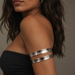 Brazalete de brazo vintage de latón bañado en plata, brazalete de metal martillado, brazalete tribal gitano, joyería para festivales, para venta al por mayor - Product Image 2