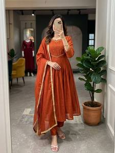Conjunto de traje Anarkali de seda romana más vendido con pantalón y dupatta, elegante ropa de fiesta para mujer, disponible para ocasiones festivas. - Product Image 3