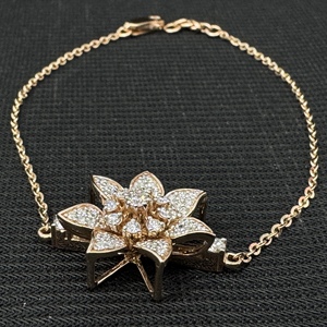Bracelet Fleur de Lotus en Diamant, Bijou Floral en Or Rose 18 carats, Bracelet Délicat en Diamant Taille Ronde - Product Image 6