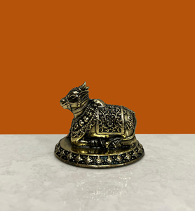 Artisanat Nirmala - Idole de taureau Nandi en laiton artisanal |   Statue en cire pour la décoration de la maison et du temple |   Objet religieux hindou - Product Image 2