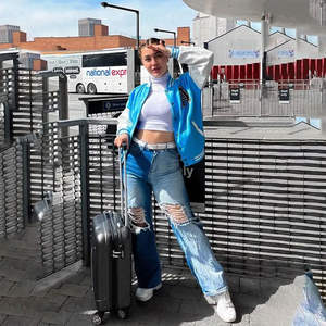 แจ็คเก็ตวาร์ซิตี้ผู้หญิงแบบสั่งทำพิเศษจากโรงงาน (OEM) ระบายอากาศได้ดี ผ้าควิลท์ ย้อมสี ทนน้ำ กันลม ตกแต่งด้วยแพทช์ขนสัตว์และเชนีล - Product Image 4