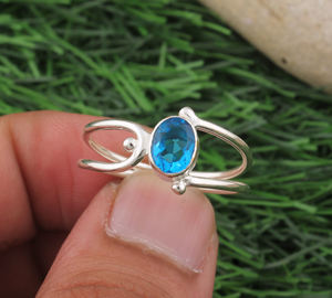 แหวนบลูโทแพซคลาสสิกมินิมอล เงินแท้ ดีไซน์เรียบหรู สามารถสวมซ้อนกันได้ เหมาะสำหรับงานแต่งงาน แหวนพลอยสำหรับผู้หญิง ขายส่งสีเทอร์ควอยซ์ - Product Image 2