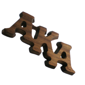 Pin de solapa de madera AKA con letras, acabado marrón, para bolsos, sombreros, accesorio de hermandad griega - Product Image 2