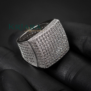 Bague de luxe pour homme en argent 925 avec diamant de laboratoire taille brillant rond couleur D, idéale pour les soirées - Product Image 1
