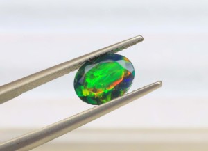 Opale noire éthiopienne attrayante - Pierre précieuse de 7x5mm de forme ovale, taille facetée, opale noire à jeu de feux arc-en-ciel - Product Image 2
