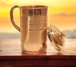 Ensemble de carafes en cuivre pour une esthétique festive élégante, service de boissons en métal avec verres, durable et réutilisable pour la restauration. - Product Image 4