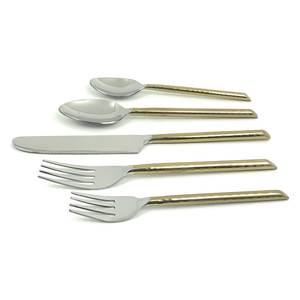 Ensemble de couverts élégants en métal, cuillère, fourchette, couteau, pour une présentation haut de gamme sur la table des restaurants et hôtels. - Product Image 4