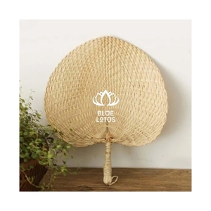 Abanico de hoja de palma disponible para esquemas de adquisición de organizadores de eventos inteligentes y abastecimiento de mercancía tejida a mano al por mayor para comerciantes - Product Image 1
