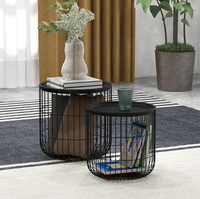 Tables basses imbriquées avec panier filaire et dessus amovible et tables d'extrémité empilables pour le rangement des couvertures dans le salon