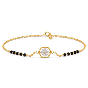 Pulsera de Diamantes con Diseño Floral Hexagonal, Cadena de Oro Amarillo y Detalles Laterales de Piedra Negra - Product Image 1