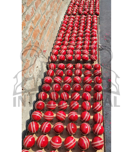 Pelota de Cricket Roja Personalizada de Alta Calidad, 4 Piezas, Hecha a Mano, OEM, Cuero IBEX HILLS IBI-CB-0009, Ambidiestra, Tejido Duro No Tejido - Product Image 3