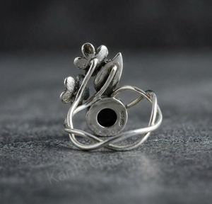 Anillo Minimalista Hecho a Mano con Ónix Negro de 8mm, Forma Redonda, Plata de Ley 925, Baño de Rodio, Diseño de Hoja y Flor - Product Image 4