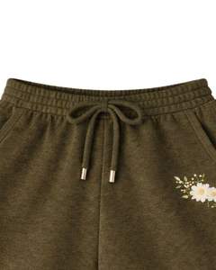 Ensemble décontracté deux pièces pour femme : débardeur court côtelé et short à cordon de serrage, broderie florale vert olive – Fabricant - Product Image 4