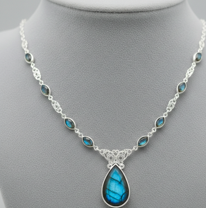 Collar de Labradorita para Mujer, 16 Pulgadas, 20 g, Corte Pera y Redondo de 8 mm, Chapado en Oro sobre Plata - Product Image 1