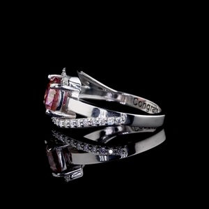 Bague de fiançailles pour femme avec diamant de laboratoire rose fantaisie classique de 2,00 carats, taille coussin allongée avec pierres latérales, certifiée IGI, cadeau idéal - Product Image 3