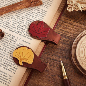 Accessoire de lecture personnalisé en gros avec marque-page en cuir artisanal motif feuille d'érable pour un cadeau attentionné, en vente - Product Image 1